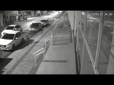 Luis Felipe Manvalier agride Tatiane Spitzner no carro