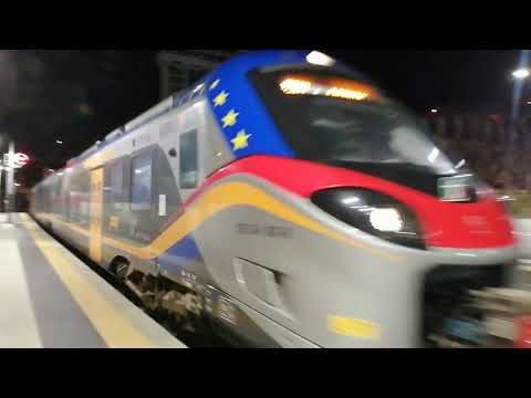 Un treno regionale Pop fa il suo ingresso e ferma nella stazione di Capo D'Orlando