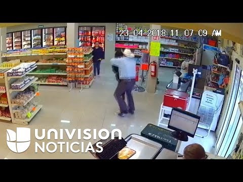 Un mexicano frustró un robo con pistola lanzándose sobre el ladrón y forcejeando con él