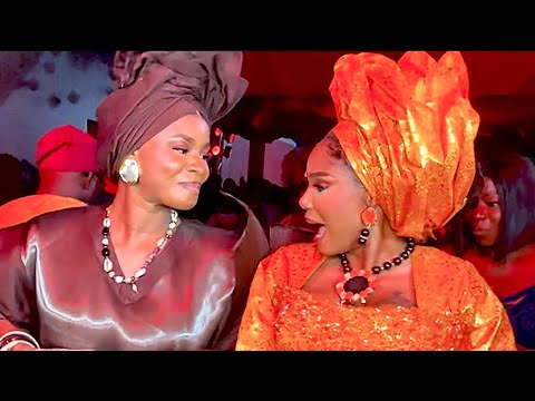 Segun Johnson: Thrills guests with Different OVERSABI GELE at the movie premiere of OVERSABI AUNTY