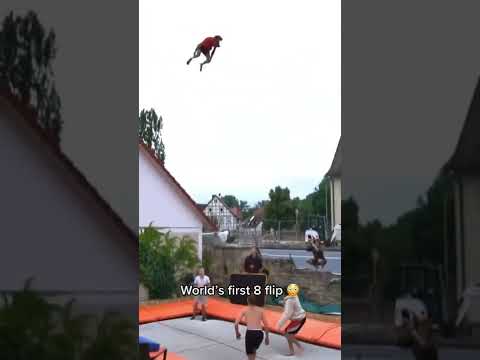 Voando na cama elástica!!! 😮😮😮 #shorts