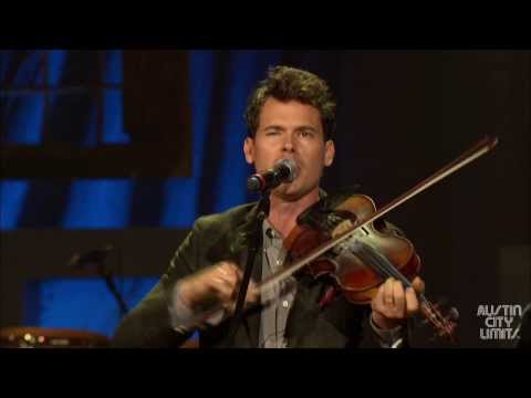 Old Crow Medicine Show performs 