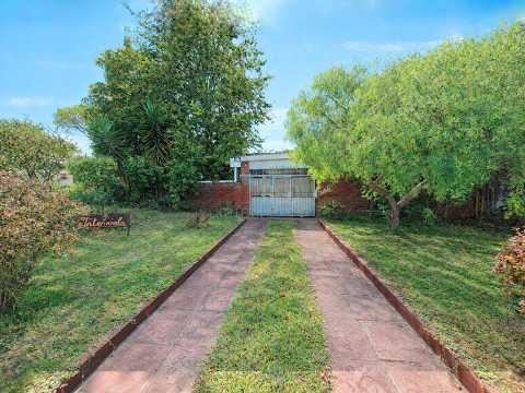 Video de YouTube - Venta casa 3 dormitorios, parrillero y barbacoa, Las Toscas.