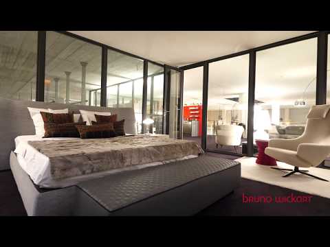 Die Ausstellung im zentralen Kanton Zug bietet auf über 2000qm Ausstellungsfläche alles was das Herz in Sachen Möbeleinrichtung begehrt. Die bekanntesten Brands wie Vitra, USM Haller, Cassina und viele mehr können in vielen Kombinationen erlebt werden.