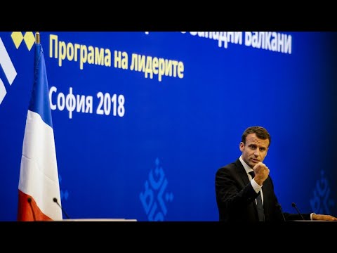 ماكرون "لا مصالح تجارية" وراء الحفاظ على الاتفاق النووي