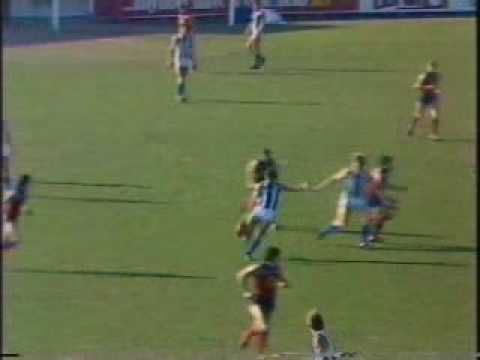 1983 Round 13 : Fitzroy v North Melbourne @ Junction Oval : Hinchen mark