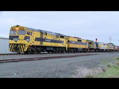 7933V SSR Grain Train With Five Diesel Locomotives - PoathTV Australian Railways