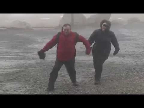 Touristen auf dem Brocken bei Orkantief "Engel"