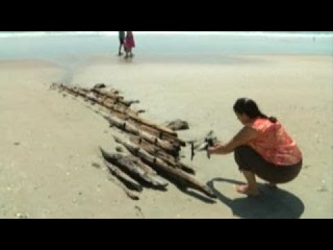 Low tide reveals 1919 shipwreck on North Carolina beach