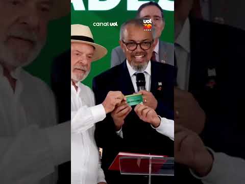 Diretor-geral da OMS participa de evento de Lula e ganha cartão do SUS