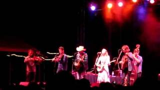 Gillian Welch singing with Dave Rawlings Machine - No One Knows My Name