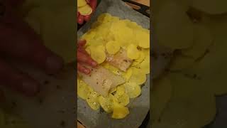 Filetti di merluzzo al forno con crosta di patate croccanti al profumo di rosmarino fresco.
