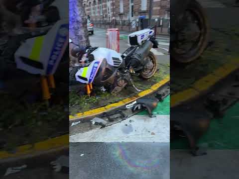 Moto de police pulvérisée devant mes yeux une moto se transforme en Gyroroue !