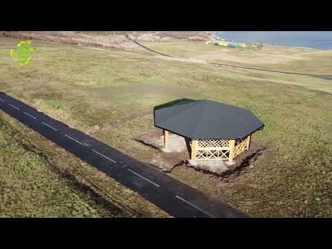 Pietní místo připomíná původní umístění kostela v Mostě