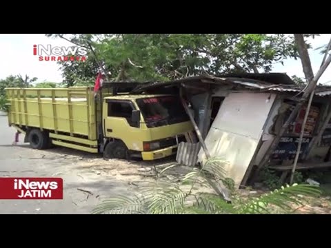 Truk Oleng Tabrak Warung Makan