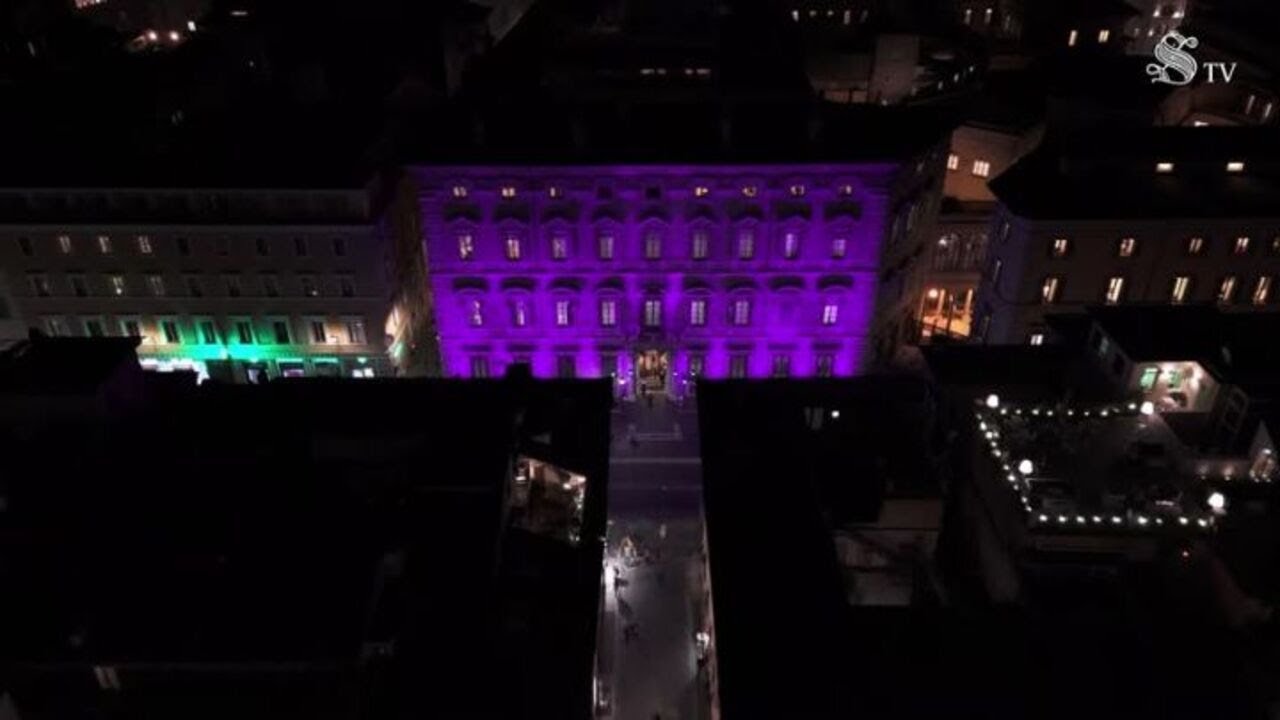 La facciata di Palazzo Madama illuminata di viola contro il tumore al pancreas