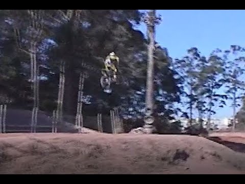 Treino de motocross na pista do Beco em Itaquera, São Paulo, com o Kawasaki KX 125