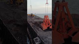 Download lagu Aktifitas Bongkar Muat Batubara dengan Crane Kapal 🔧🚢 #short #vessel mp3