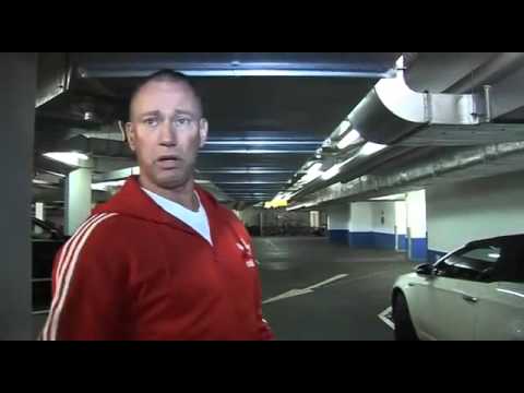 Kölsches Original   Aus Amateur Boxer mit kleinen Eiern wird Fahrradständer!