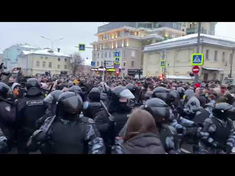 bneVideo 0121 Russia Navalny protest St Petersburg police OMON struggle control crowd