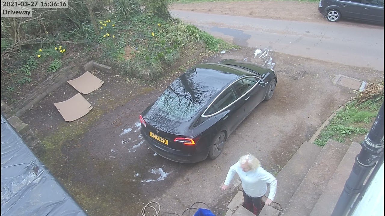 Женщина мыла машину, а потом провалилась в сливной люк