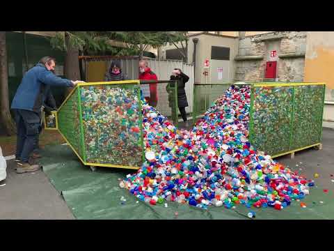 Una mega bottiglia di tappi di plastica per salvare l’ambiente