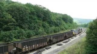 preview picture of video 'CSX Train Powers Over The Eastern Continental Divide'