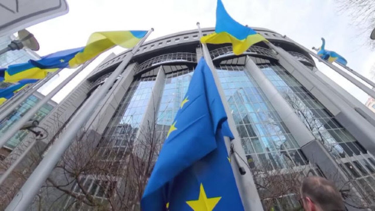 Bandiere Ucraina sventolano al Parlamento Europeo nel 4° anniversario dell'invasione russa