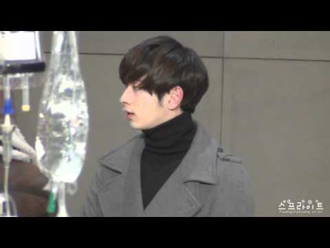 [FANCAM] 111227 Samsung Medical Center - Chansung focused