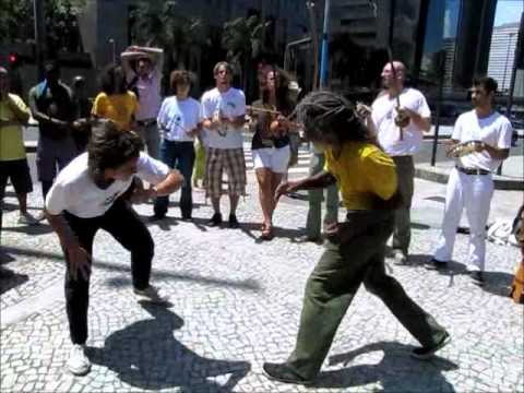 Mestre Cobra Mansa e Tatiana do Marrom e alunos na Feira do Lavradio