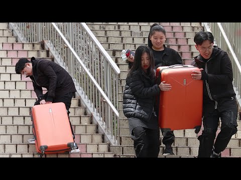 “女生也很有勁”看到男生提不動行李，女孩主動上前幫忙