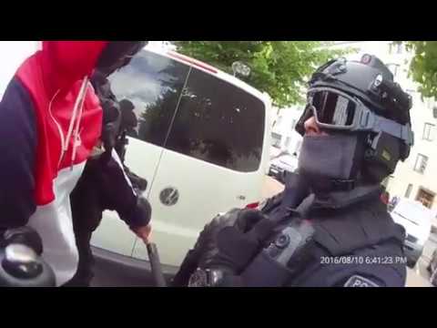 Hifk-kannattaja heittää savun klubipäädyn sekaan stadin derbyssä