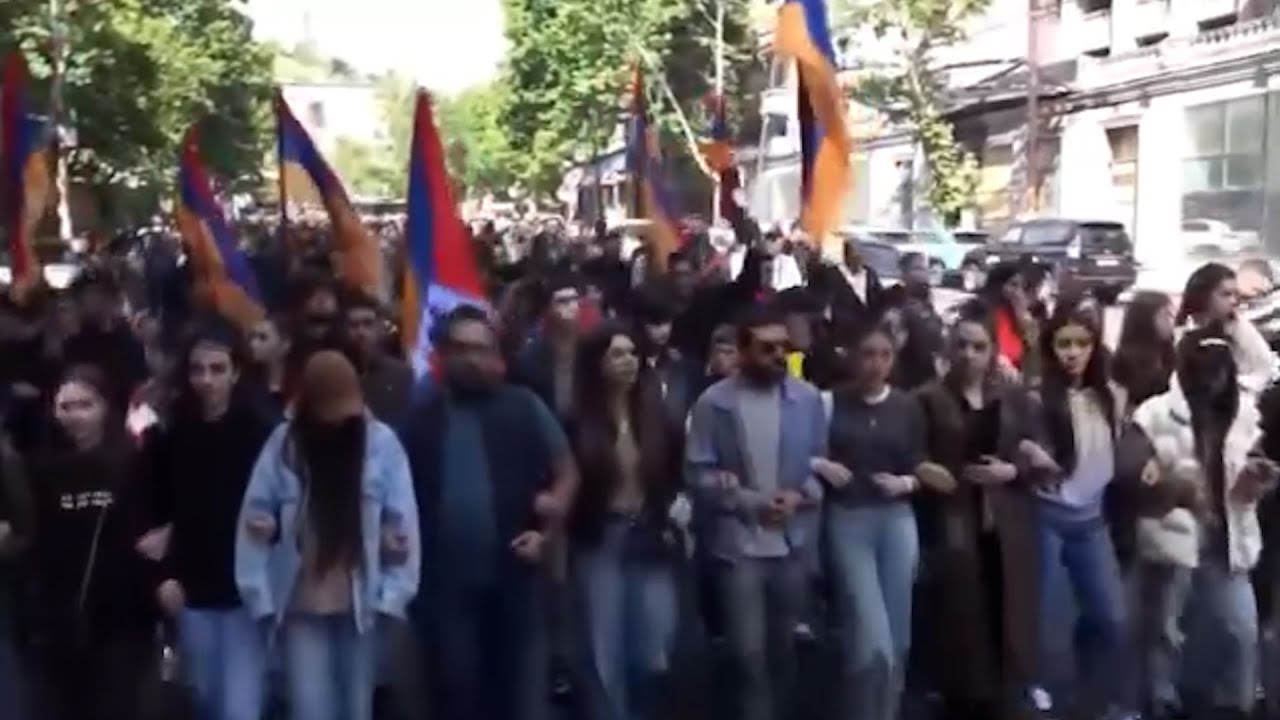 Մատենադարանից դեպի Հանրապետության հրապարակ երթը մեկնարկեց