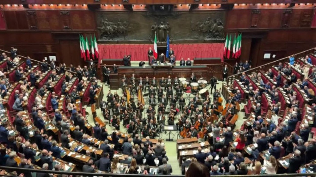 80 anni Costituente, standing ovation per Mattarella al termine del suo intervento alla Camera