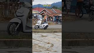 Download lagu MAN WIELDS MACHETE AND CHALLENGES LOCALS mp3
