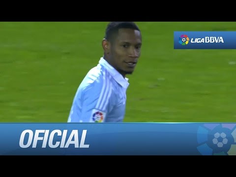 Beauvue rematando por encima de la portería