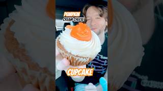 Download lagu Trying a Pumpkin Cream Cheese Cupcake from The Flying Cupcake 🧁🎃 | Day 16 mp3