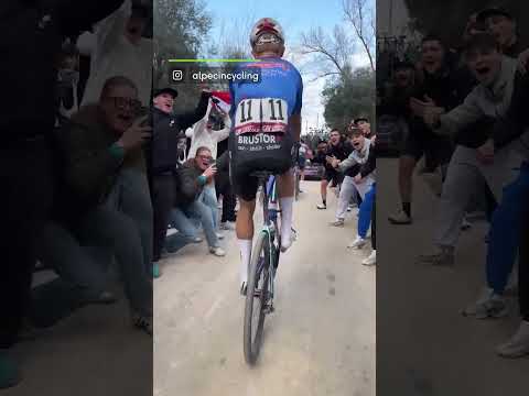 Stuntpiloot Tibor Del Grosso pakte vandaag uit op Le Tolfe met een wheelie bergop 🤪 #StradeBianche
