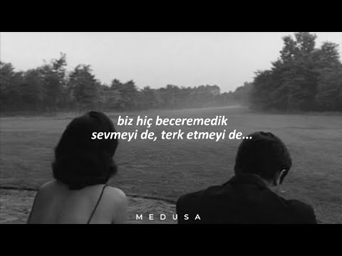 biz hiç beceremedik, sevmeyi de terk etmeyi de.