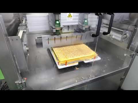 Multi-functional ultrasonic cake slicer