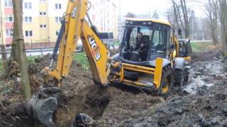 preview picture of video 'Экскаватор - погрузчик JCB 4CX работает в жидкой грязи'