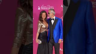 Andrea Bocelli posa en la alfombra de “Persona del Año” de Latin GRAMMYs