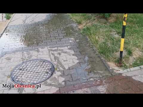 21.07.2019 Oleśnica - woda zalała blok i podwórko