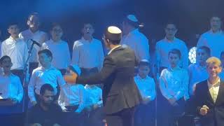 רפי ביטון מעביר את שרביט המנצחים לבנו אורי ביטון בבריכת הסולטן בירושלים