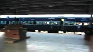 preview picture of video 'KOLKATA AMRITSAR SUPERFAST EXPRESS FASTEST ARRIVAL INTO DHANBAD.AVI'