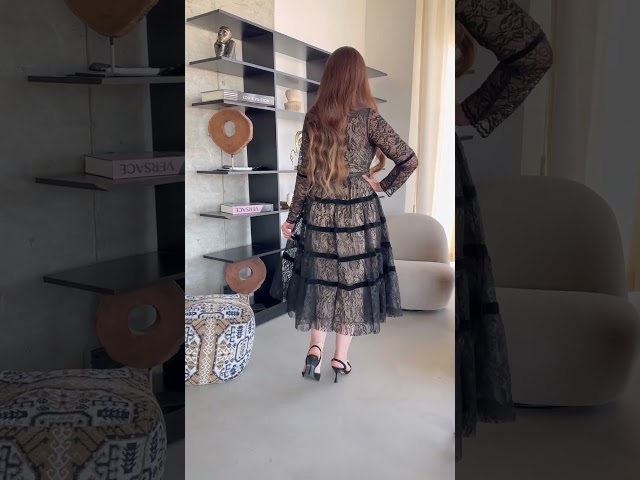 فستان ميدي اسود دانتيل وبطانه استرتش اكمام طويله وشفافة مع حزام كرستال