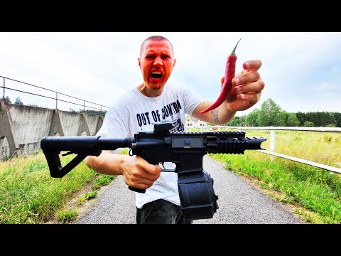 Wer GETROFFEN WIRD MUSS CHILLI ESSEN! Airsoft Schlacht Challenge mit Bestrafung!