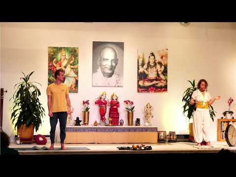 Schamanische Yogastunde mit Karunamayi  - Yoga Vidya Ashram Live - 16:30 Uhr 21.11.2021