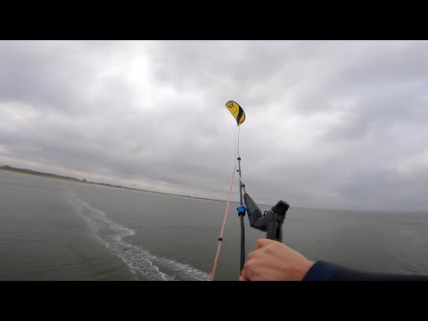 Kiteloop on the NEW Harlem GO (9m in 30kn behind the pier)