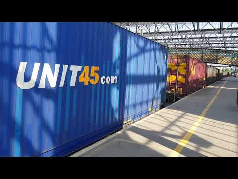 90041 and 90048 departing with 454M with Intermodal from Daventry to Coatbridge